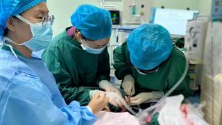 胶州孕27周产妇突发胎盘早剥来不及转运，NICU转运团队直奔当地医院产房抢救新生儿