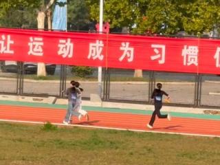 校运会上，大一女生连超4人将名次从倒数第二“跑”到第二