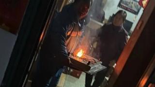 “订单可以迟,生命不能等!”河北外卖小哥徒手搬出起火灶炉 “订单可以迟,生命不能等!”河北外卖小哥徒手搬出起火灶炉