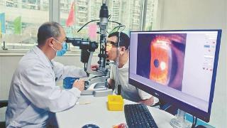 被筋膜枪“振”伤眼球 男子视力骤降影响生活 被筋膜枪“振”伤眼球 男子视力骤降影响生活