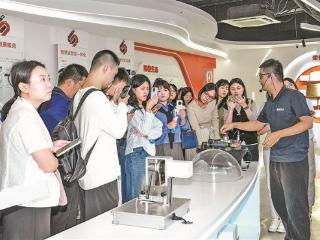 2025年第四季度“央媒话厦门”采访团昨走进四家单位