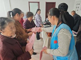 济南市莱芜区凤城街道新甫社区：“最美微笑”拍照遇上“蓝色网格”医保宣传