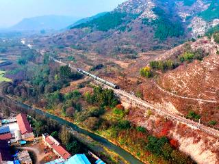 淄博——泰山7053次“慢火车”与红叶的秋日约定