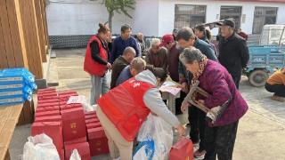 泰山区徐家楼街道万家庄村为198名老年人发放慰问品