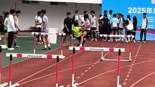 广东省中学生田径锦标赛赛场一保洁阿姨被迎面撞倒 肇庆市体育中心回应