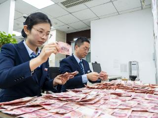 十二万元发霉现金急坏老人 东平农商银行暖心守护“钱袋子”