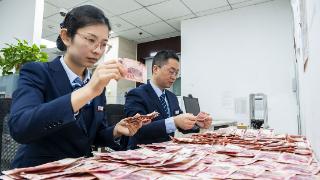 十二万元发霉现金急坏老人 东平农商银行暖心守护“钱袋子”