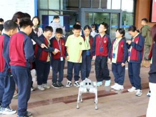 海亮科服900+“AI数字员工”上岗：科技如何重塑“因材施教”？