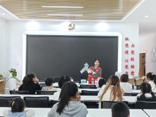 铅山县鹅湖镇开展“‘手’护童真 定格温暖”留守儿童手模DIY活动