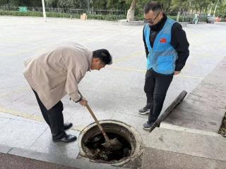 济南市莱芜区凤城街道德盛园社区：井盖破损藏隐患 社区联动速修复