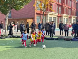 聊城市东昌府区教体局退休干部到东昌府区实验幼儿园参观指导