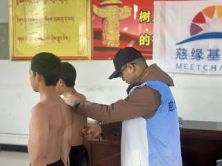 慈缘基金会青海玉树脊柱侧弯义诊