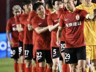 老将谭龙泪洒赛场：对不起球迷和这座城市