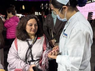 义诊、非遗体验、节气养生一站式守护群众度秋 国际友人点赞郑州中医药夜市
