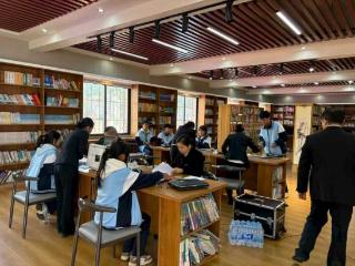 暖心服务进校园 便捷办卡与反诈宣传同行