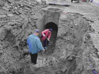 施工挖到“防空洞” 多方联动速填埋