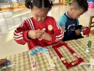 秋日“叶”语：东营市利津县北宋镇中心幼儿园里的创意书签制作记