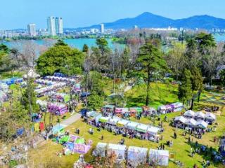 需求释放结构升级，消费市场涌动“焕新”潮