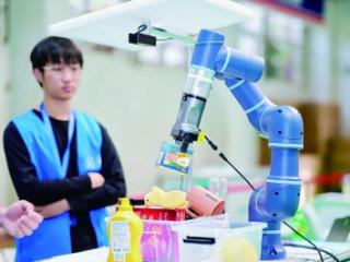 机器人“派上用场”，课堂知识接轨产业需求