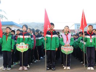 莒南县第六小学举行“筑牢防诈长城，守护平安校园”主题升旗仪式