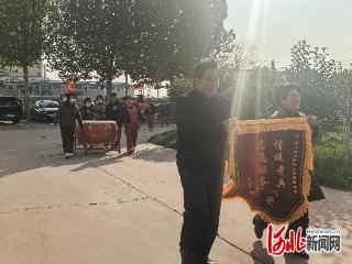 邢台平乡齐庄村村民为老兵志愿服务队送锦旗