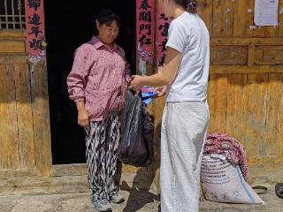 施秉：小用品传递大温暖 微行动体现厚关怀