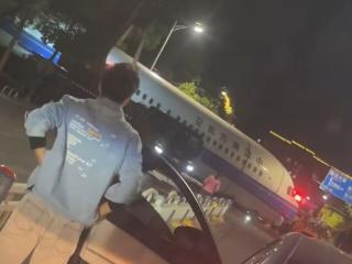武汉街头出现飞机 有网民称“天河机场飞机冲出来” 部门辟谣：系飞机被拆解转运