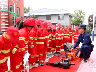 “小小消防员”上岗记！看萌娃如何“探秘”火焰蓝