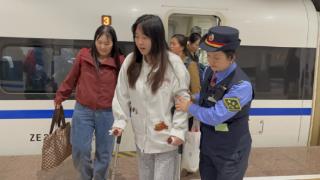 深圳北开往景德镇北的G2744次列车上温馨的一幕(图1)