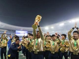 江苏南京：“苏超”冠军奖杯是怎样炼成的