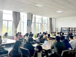 图书馆里的思想碰撞 教育理论变成课堂“实战工具”