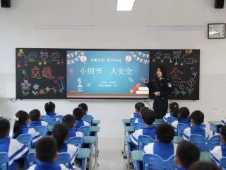 菏泽交警直属一大队走进校园开展交通安全宣讲活动