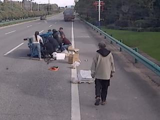 三轮车侧翻路中 郎溪热心公交司机和乘客伸出援手