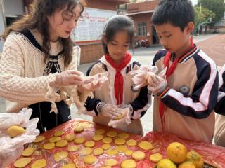 余干县第六小学“巧手品秋实”活动解锁南瓜饼里的丰收味