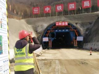 攻坚克难！中铁四局松长高速金华3号隧道仰拱施工告捷