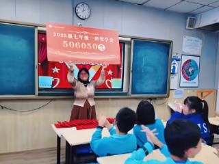 河南一学校给班级学生发50万元奖学金 校方回应：本学期共发放359万元 每个学生都会分到