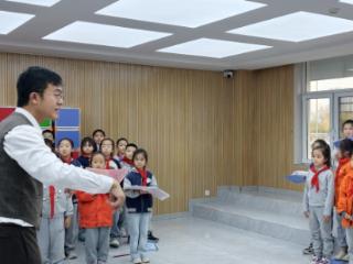 交响乐指挥家为学生种下美的种子