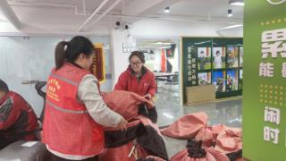 快递派件高峰 网格员来帮忙(图1)