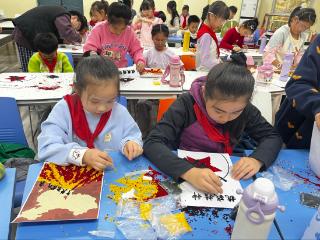 南昌市站前路学校云飞路校区联合国贸阳光社区开展非遗五谷画创作实践活动