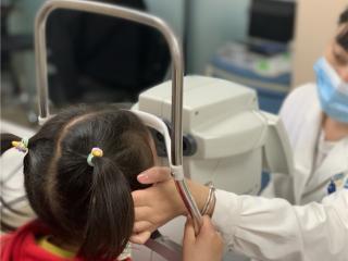 8岁孩子近视是否太早？济南普瑞眼科提醒：警惕两大近视“爆发期”，科学防控是关键