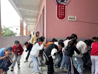 婺源县许村中心小学举行“119”消防应急疏散演练