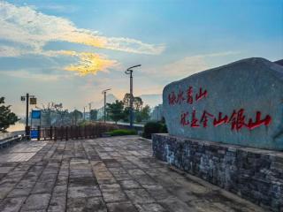 一块石碑与一张碳票：绿水青山背后的金融力量