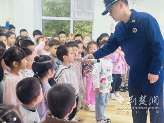 解锁消防“新技能”！童趣幼儿园萌娃沉浸式消防体验