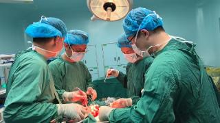 多学科协同·同心护“动脉”——烟台毓璜顶医院成功完成两例破裂腹主动脉瘤同步手术抢救(图1)