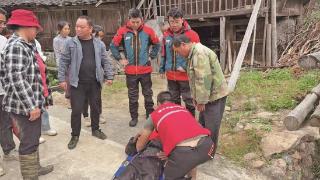 深山紧急救援 火箭救援队找回九旬老人