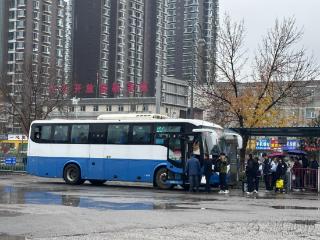 天气渐冷 公交暖心陪伴乘客出行