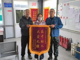 公交司机守护走失幼童