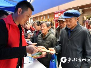 南方电网兴义供电局党员服务队积极参与消防月宣传活动