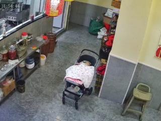 四个月大宝宝从婴儿车跌落，顾客“闪电”相救磕伤嘴