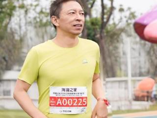 张朝阳江阴半马首秀2小时36分完赛 雨中解锁地标盛赞赛道文化